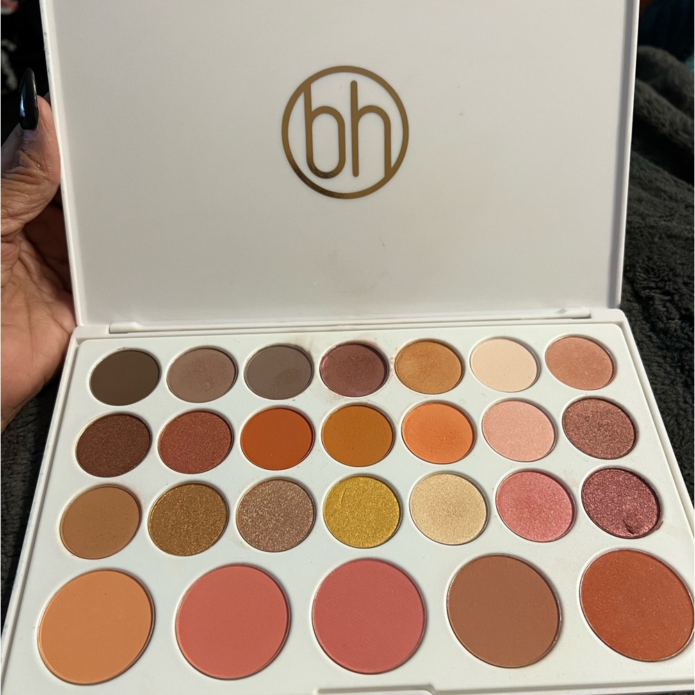 24 Eyeshadow and Blush Palette Neutral Nouveau